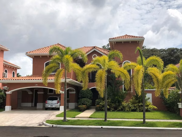 Casa Clayton Village 650 m2 4 hab 4 ba cercano a Embassy Club, Albrook, Ciudad del Saber