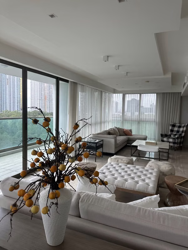 Sale of spacious and elegant apartment in Park Lane - East Coast