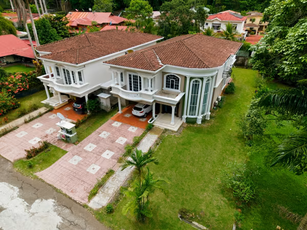Unifamily house in Llanos de Curundu, Ancon