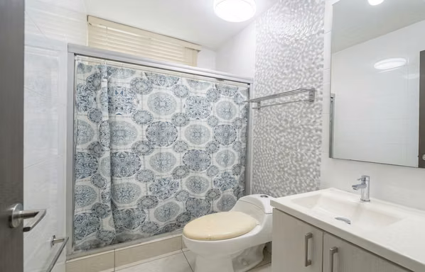 Furnished 3-bedroom apartment in Clayton with balcony and mountain view.