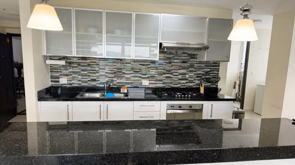 Furnished 3-bedroom apartment in Clayton with balcony and mountain view.