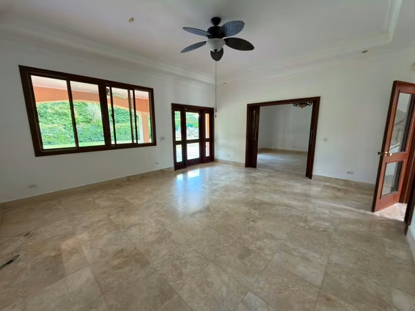 House in Costa del Este (Private Residential Area I) with parking for four cars and a spacious yard.