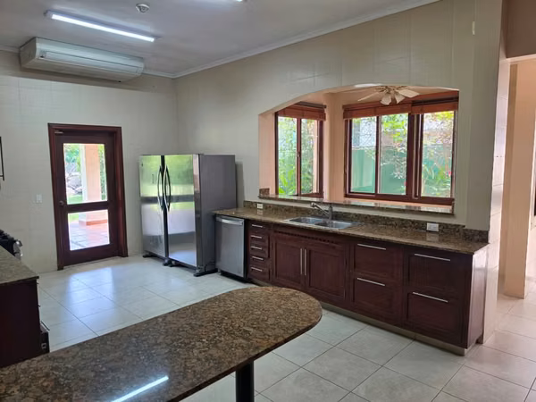 House in Costa del Este (Private Residential Area I) with parking for four cars and a spacious yard.