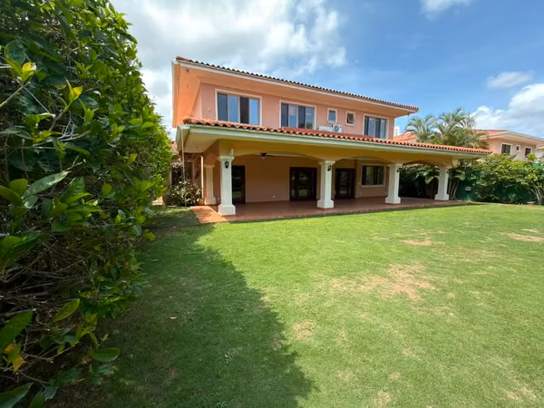 House in Costa del Este (Private Residential Area I) with parking for four cars and a spacious yard.