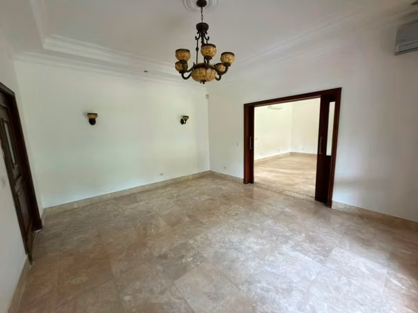 House in Costa del Este (Private Residential Area I) with parking for four cars and a spacious yard.