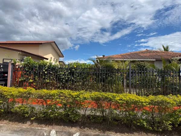 Se vende hermosa casa grande área exclusiva David 260 mil