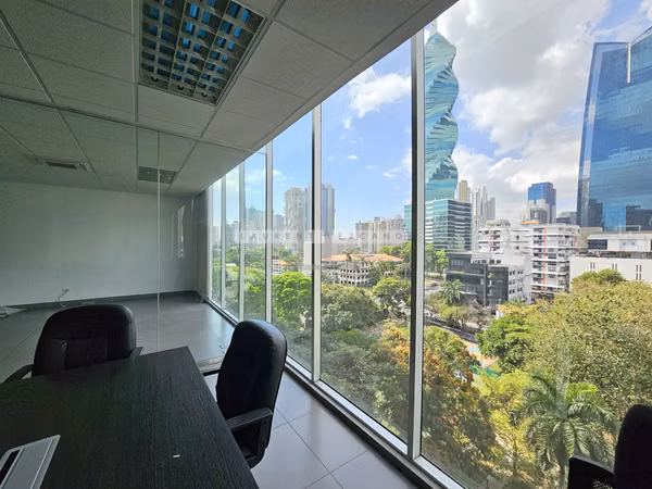 Venta de Oficina Remodelada en Office One - Obarrio. Haga una oferta