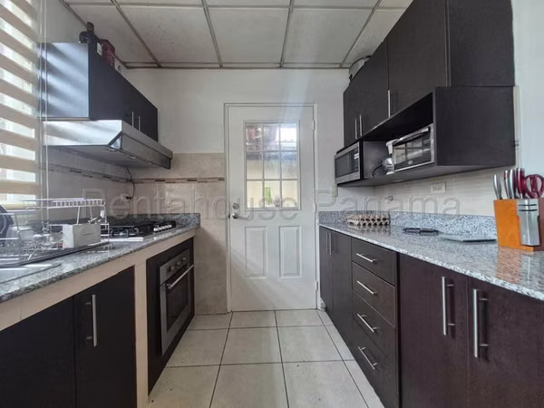 Casa en alquiler de 133m2 en Villa Lucre