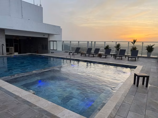 Apartamento de doble altura con mezzanine | Línea blanca