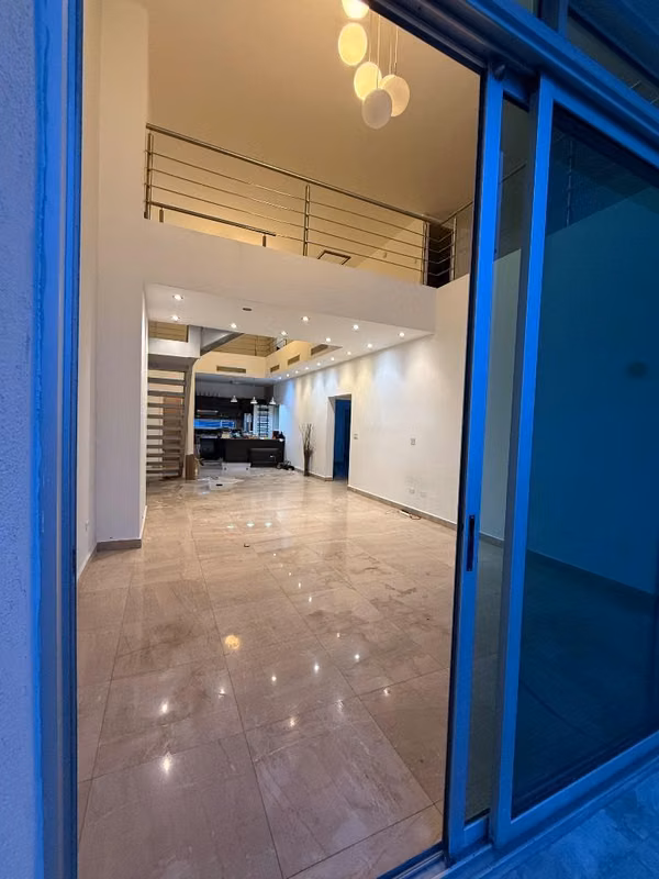 Apartamento de doble altura con mezzanine | Línea blanca