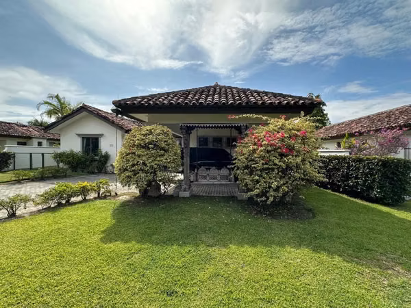Casa con grande terreno en Buenaventura