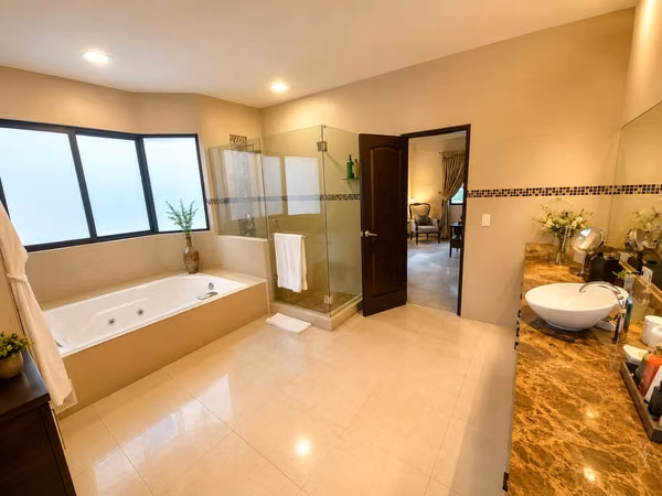 HOUSE FOR SALE IN CLAYTON, 4 BEDROOMS WITH POOL, CLAYTON VILLAGE MLD