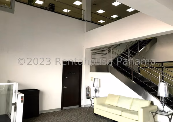 VENTA DE OFICINA EN CHANIS  - PLAZA CAROLINA
