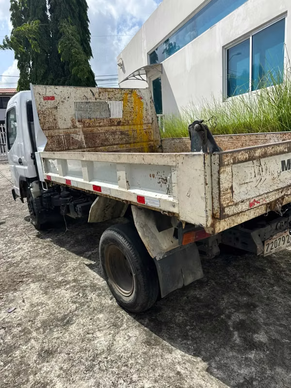 Se vende camion volquete Mitsubishi Canter