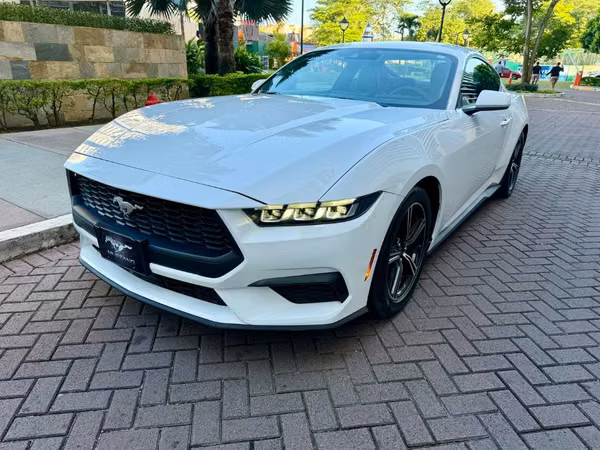 Ford Mustang Fastback semi nuevo