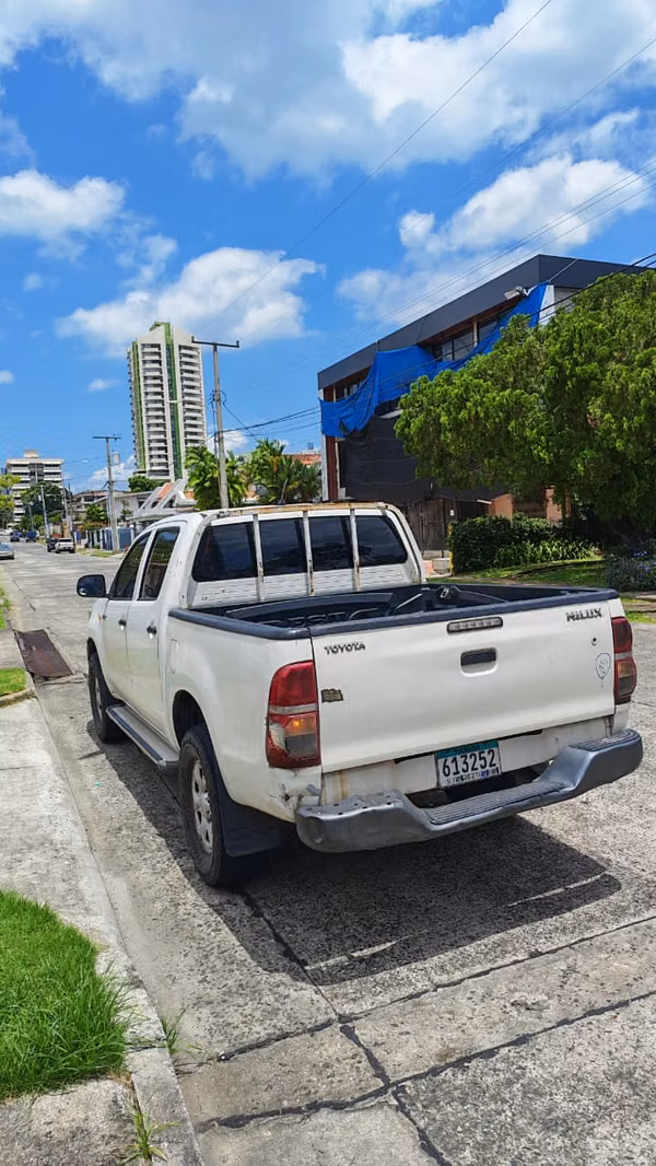 TOYOTA HILUX PICKUP DOBLE CABINA 4X2 – AÑO 2013
