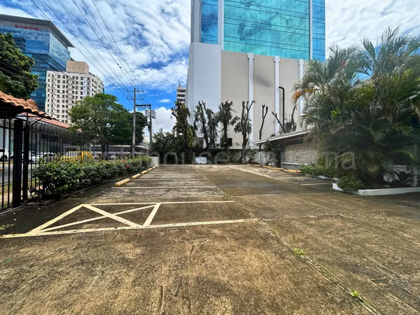 VENTA DE LOCAL EN OBARRIO  - LOTE CON MEJORAS
