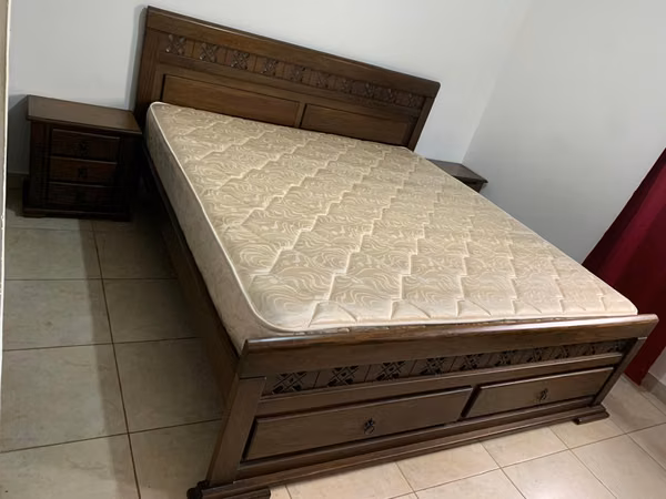 CAMA KING CON GAVETAS AUXILIARES + 2 MESITAS DE NOCHE