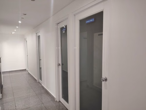Se alquila locales u oficinas en área súper céntrica de la ciudad, horario 24/7