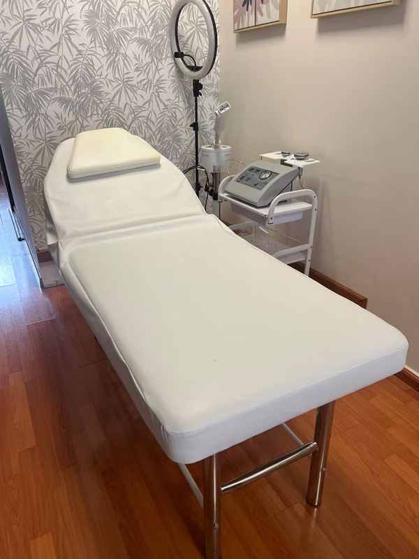 RECLINABLE TRUCK FOR AESTHETICS, CLINICS OR MASSAGES