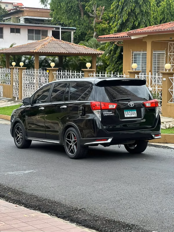 TOYOTA INNOVA 2021