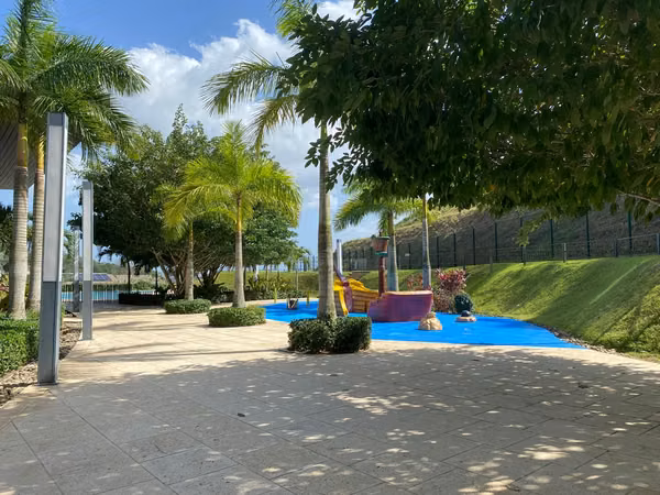 I sell house in Golf Gardens, Golf Brisas with white line
