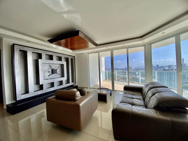 220 m ² of Space, Privacy and Excellent Location - 124; PH Highland View