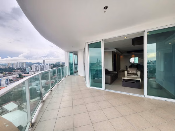 220 m ² of Space, Privacy and Excellent Location - 124; PH Highland View
