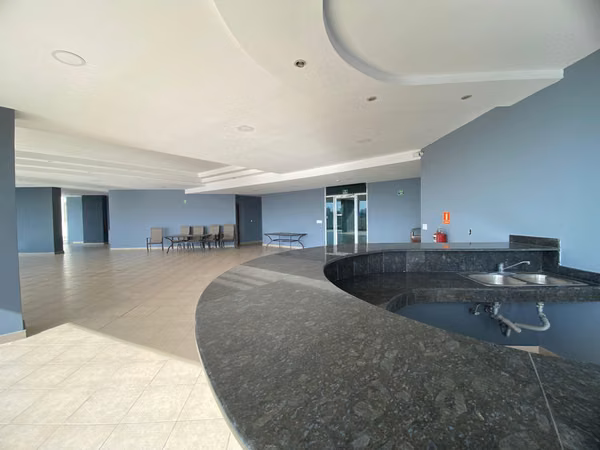 220 m ² of Space, Privacy and Excellent Location - 124; PH Highland View