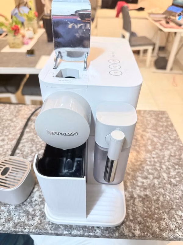 Caffetiere nespresso latisima one