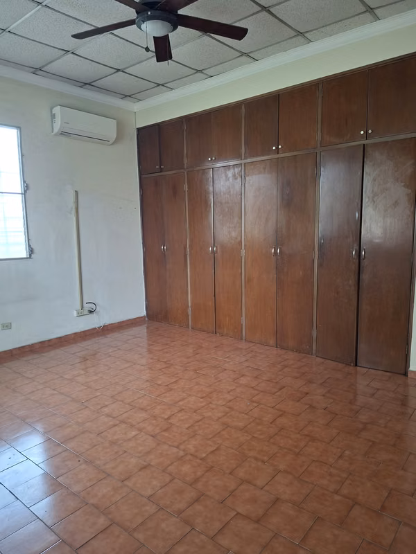 ALQUILER CASA COMERCIAL O VIVIENDA EN AREA DE ALTOS DEL GOLF 3 RECAMARAS 2 BAÑOS 7 PARKING,