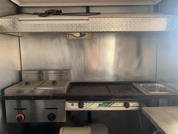 VENDO FOOD TRUCK DE 8' X 6', 2000 $2,000