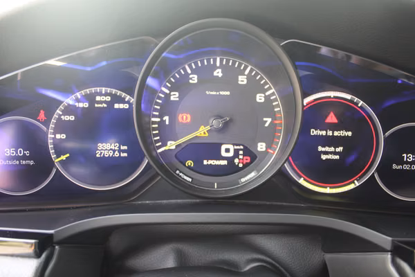 Porsche Cayenne E-Hybrid Platinum Edition 2023 — 35,000 km — Garantía Extendida