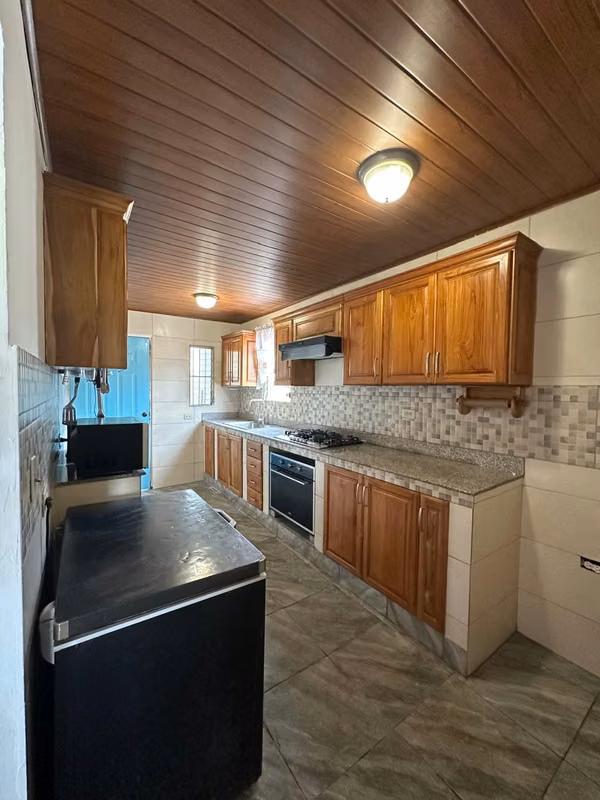 RENT - FAMILY HOUSE
