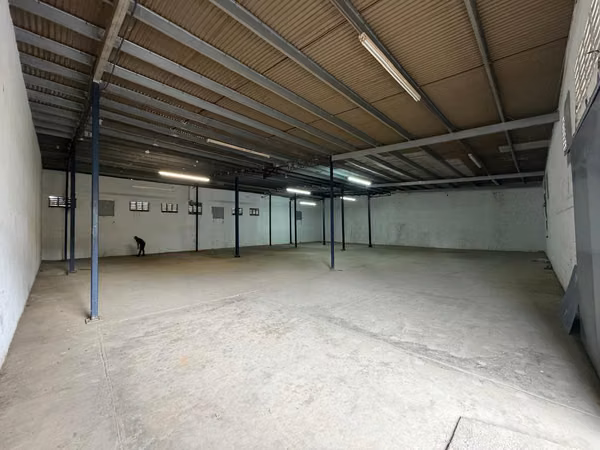 Warehouse in Carrasquilla with easy access for unloading multiple containers.