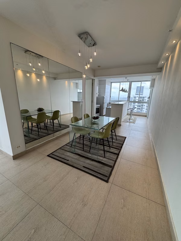 Alquilo, Apto. Servicios Incluidos, Aven. Balboa, $ 1500, vista al mar.