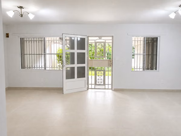 Casa remodelada de alquiler en Clayton / 4 recámaras