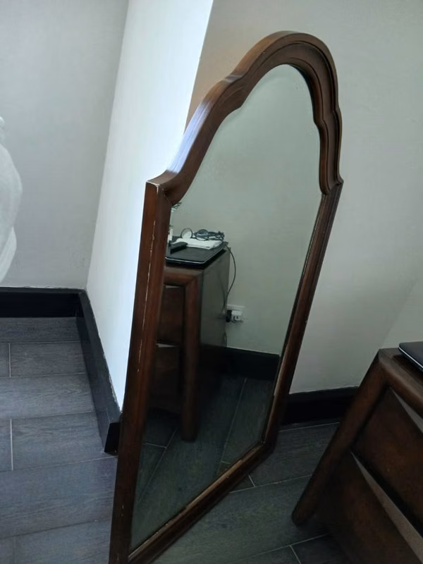 Cómoda de caoba con espejo