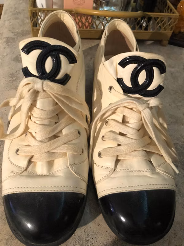 LEATHER CHANEL SLIPPERS. SIZE 8.5