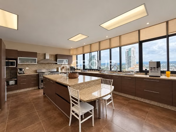 Miramar - Avenida Balboa - Se vende apartamento