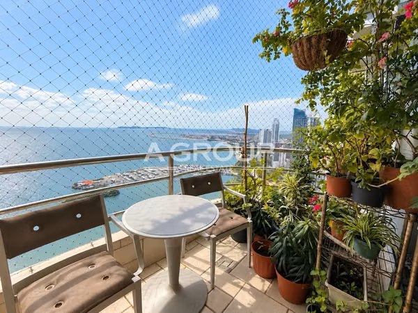 Miramar - Avenida Balboa - Se vende apartamento