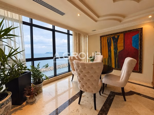 Miramar - Avenida Balboa - Se vende apartamento