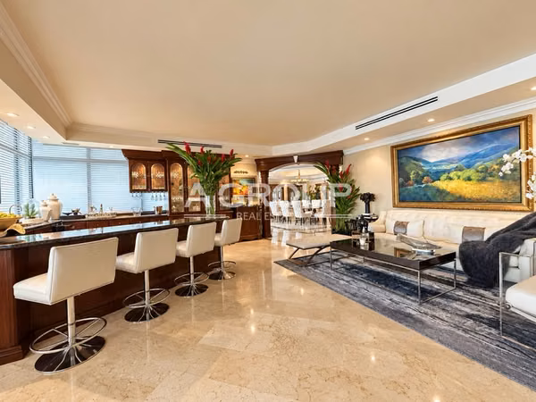 Miramar - Avenida Balboa - Se vende apartamento