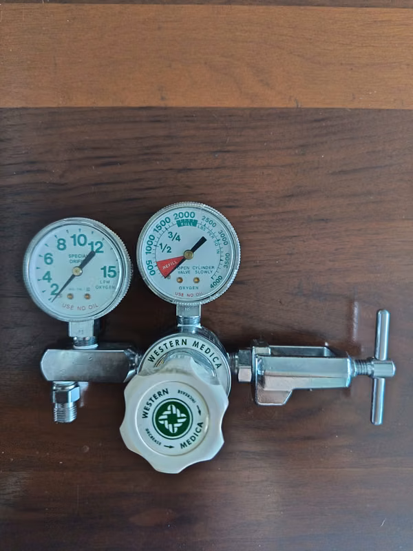 Medical oxygen regulator