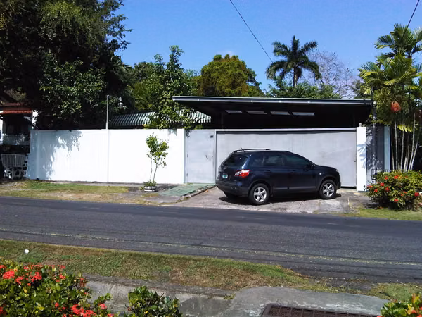 Vendo| Casa Altos del Golf | Céntrico | Pocos pasos del parque Omar