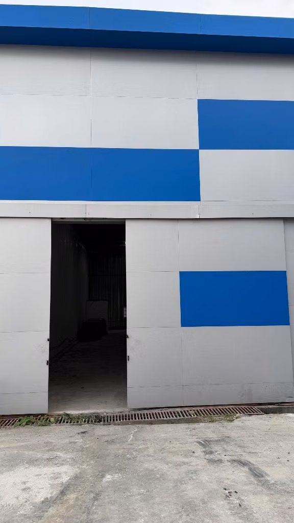 Rento galera 200m2 frente Hospital Irma L. Tzanetatos