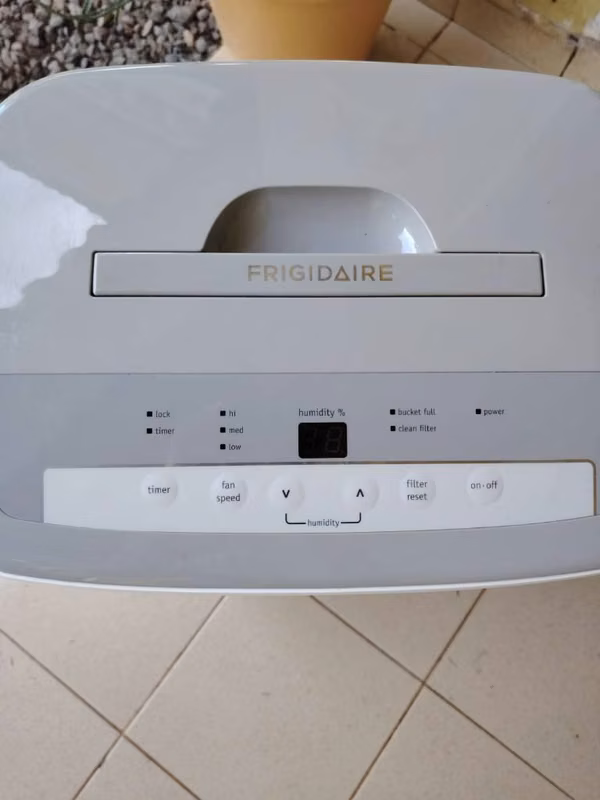 Deshumidificador Frigidaire 50 pintas (24 L/día).