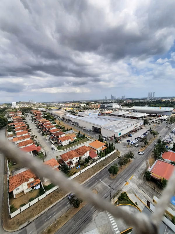 Spacious 3-Bedroom + Den Apartment in PH Porto Alegre, Villa Lucre