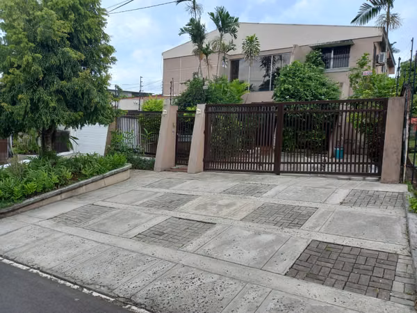 Las Cumbres. 504mts 3r 2.5b patio den $285,000.00neg