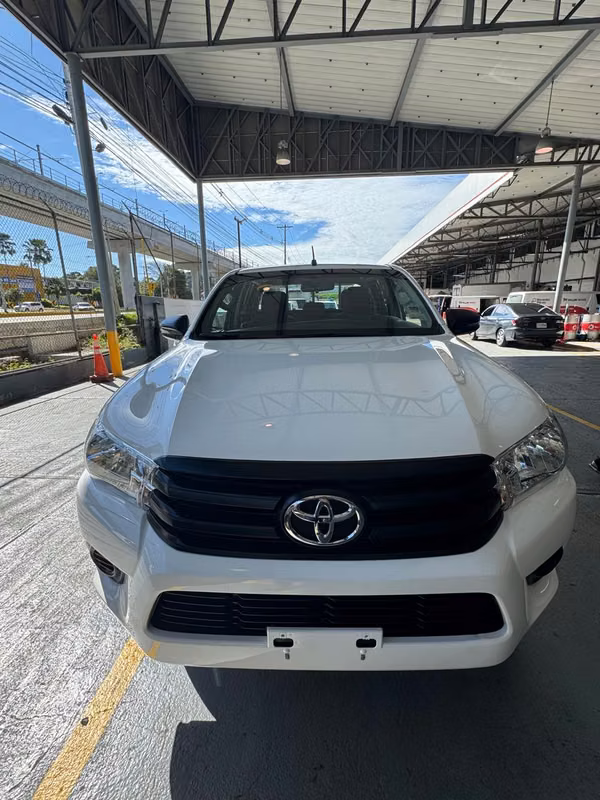 TOYOTA	HILUX DOBLE CABINA 2025